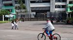 Warga Manfaatkan Kawasan Stadion GBLA untuk Berolahraga