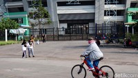 Warga hanya memanfaatkan bagia luar stadion, karena kawasan dalam stadion tidak terbuka untuk umum.