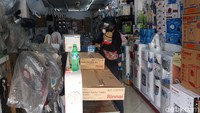 Tampak warga tengah memilih barang yang akan dibeli.