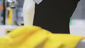 Awas! James Bond siap dengan senjata semprotannya.