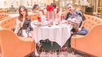 Masih bersama Ega, Elina sering makan di tempat mewah dan romantis. Kira-kira apa saja ya menu pilihan mereka? Foto: Instagram elinaaaaajoerg