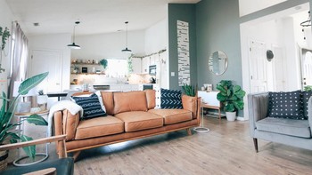 Ruang tamu keren ini bisa kalian pamerkan sambil meeting Zoom. Foto: Unsplash / Kara Eads via PopSugar