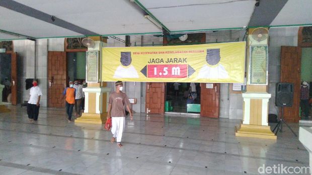 Suasana salat Jumat di Masjid Agung Kauman Semarang, Jumat (29/5/2020).