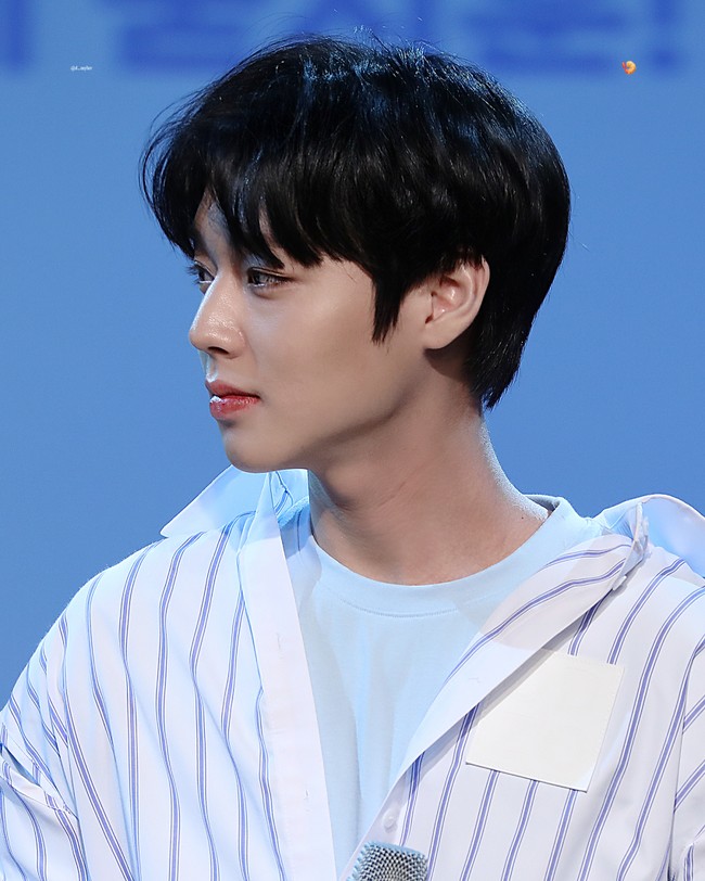 Salah satu daya tarik yang paling disukai para fans dari Park Jihoon adalah mata cantiknya yang sering disebut bisa menyihir. Foto: Fansite