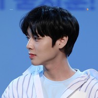 Salah satu daya tarik yang paling disukai para fans dari Park Jihoon adalah mata cantiknya yang sering disebut bisa menyihir. Foto: Fansite