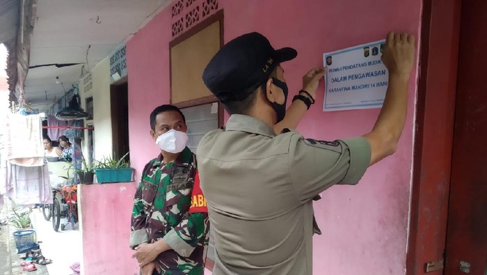Rumah kontrakan pendatang mudik ditempeli stiker