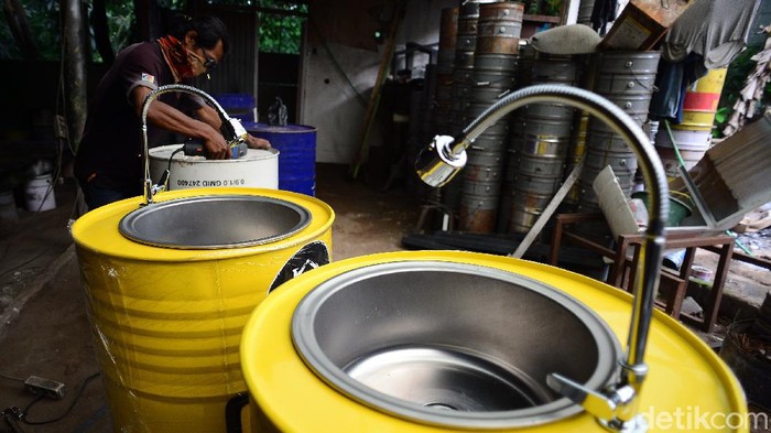 Permintaan wastafel meningkat seiring dengan kampanye 'New Normal' dan protokol cuci tangan untuk melawan virus Corona COVID-19.