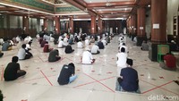 Di lantai masjid, ada tanda garis merah yang memudahkan para jemaah menempatkan diri agar jarak tetap terjaga. (Yogi E/detikcom)