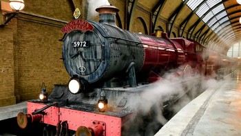 Ayo murid Hogwarts segera naik kereta, nanti kalian terlambat! Foto: Unsplash / wagner2074 via PopSugar