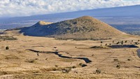 Erupsi gunung ini tidak meledak seperti letusan gunung strato atau maar karena memiliki tekanan gas yang rendah. Sementara itu lava cairnya berasal dari dapur magma yang dangkal dan magma yang juga cair. Contoh lain gunung api perisai adalah Gunung Mauna Loa di Hawaii. (Foto: Getty Images/Dhoxax)