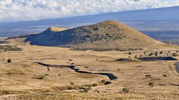 Gunung Everest bukanlah gunung tertinggi di Bumi. Mauna Kea dan Mauna Loa di Hawaii, gunung berapi kembar, lebih tinggi dari Gunung Everest karena 4,2 km dari ketinggiannya terendam air. Gunung berapi kembar itu berukuran total 10,2 km, dibandingkan dengan Everest yang hanya 8,8 km. Foto: Getty Images/Dhoxax