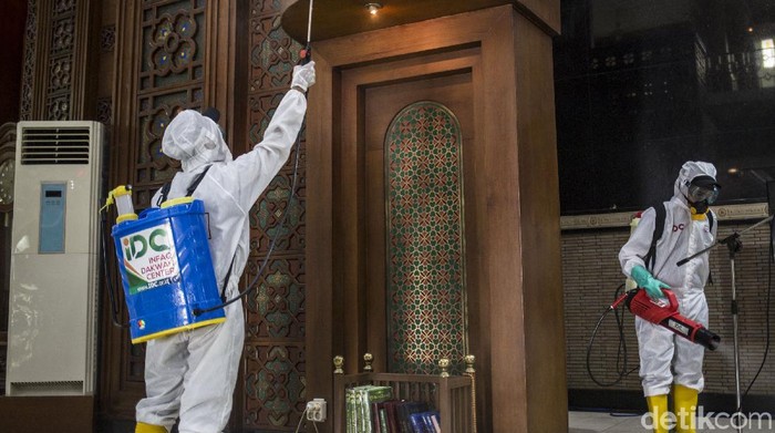 Usai Salat Jumat, Masjid Al Barkah Bekasi Langsung Disterilisasi Operasi disinfeksi Corona langsung digelar di Masjid Al Barkah, Bekasi, usai digelarnya salat Jumat. Penyemprotan disinfektan dilakukan disetiap sudut masjid.