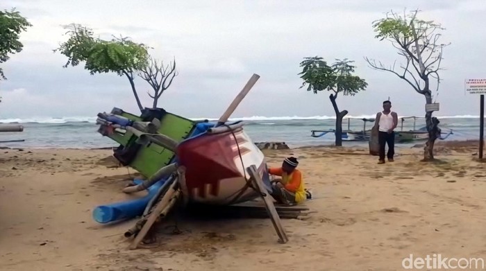 Perahu nelayan di Sukabumi rusak tersapu gelombang tinggi yang terjadi dalam satu pekan terakhir.