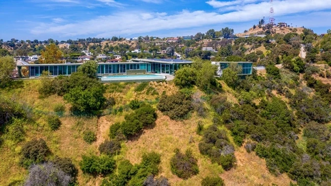 Kemewahan rumah ini sudah terasa dari pintu masuknya. Untuk mencapai rumah utama dari gerbang masuk, tamu harus menempuh jarak 60 meter. Dan area tersebut dapat menampung lebih dari 30 kendaraan.Foto: Dok. WESTSIDE ESTATE AGENCY