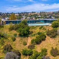 Kemewahan rumah ini sudah terasa dari pintu masuknya. Untuk mencapai rumah utama dari gerbang masuk, tamu harus menempuh jarak 60 meter. Dan area tersebut dapat menampung lebih dari 30 kendaraan.Foto: Dok. WESTSIDE ESTATE AGENCY