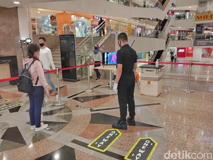 Tunjungan Plaza menerapkan aturan one way hari ini, sehingga pengunjung tidak saling berpapasan. Itu diterapkan sebagai upaya menyambut new normal di tengah pandemi Corona.