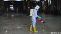 Operasi disinfeksi dilakukan menggunakan peralatan yang canggih.