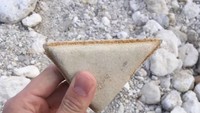 Berbentuk segitiga, batu ini membuat banyak orang berpikiran bahwa itu adalah sandwich daging. Foto: Istimewa