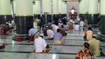 Suasana Salat Jumat dengan Protokol Kesehatan di Semarang