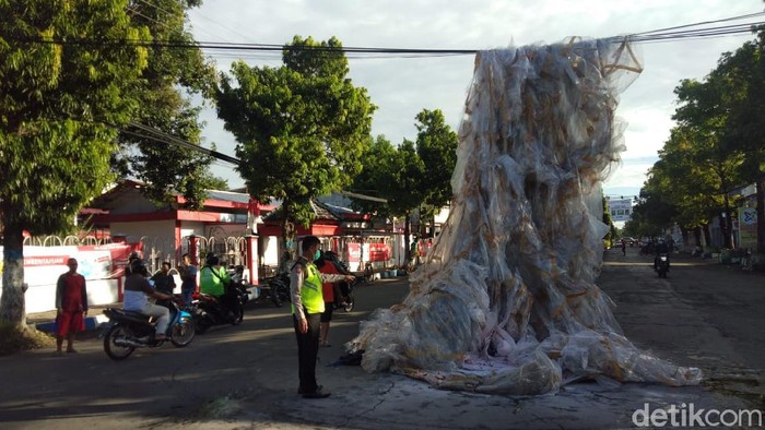 Sebuah balon udara jatuh dan tersangkut kabel listrik yang melintang di Jalan Sultan Agung.