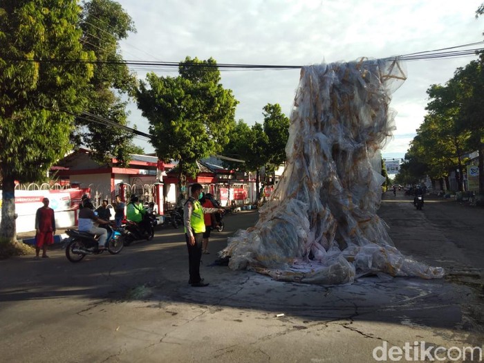 Sebuah balon udara jatuh dan tersangkut kabel listrik yang melintang di Jalan Sultan Agung.