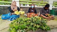 Yanto mengaku mulai berjualan janur pada Selasa (26/5). Tahun ini, Yanto mengaku mengurangi stok janur yang ia bawa setiap harinya. Jika biasanya dia membawa hampir 10 ikat janur, tahun ini dia hanya membawa lima ikat janur. Untuk diketahui, satu ikat yang disebutnya pocon janur berisi seribu lembar janur.