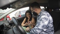 Pada Kamis (28/5) waktu setempat diketahui ada 15 pasangan yang melangsungkan pernikahan via drive-thru.