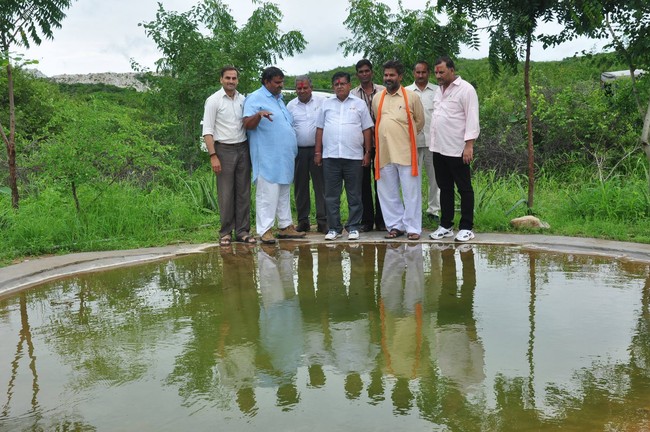Tradisi tanam pohon ini juga membantu pertumbuhan ekonomi desa tersebut. Setiap tahunnya mereka menanam beraneka jenis pohon yang bisa dimanfaatkan untuk pangan, dagang hingga menyediakan energi bagi penduduk di sana. Foto: Facebook/Piplantri Community