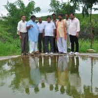 Tradisi tanam pohon ini juga membantu pertumbuhan ekonomi desa tersebut. Setiap tahunnya mereka menanam beraneka jenis pohon yang bisa dimanfaatkan untuk pangan, dagang hingga menyediakan energi bagi penduduk di sana. Foto: Facebook/Piplantri Community