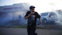 Sebelumnya, penangkapan Floyd itu terekam dalam sebuah video. Dalam video itu, tangan Floyd diborgol dan kemudian dijatuhkan ke aspal oleh polisi. Seorang polisi menekan leher Floyd dengan lututnya. Floyd merintih kesakitan dan mengaku sulit bernafas. Dia bahkan sempat memanggil ibunya sebelum mati lemas.