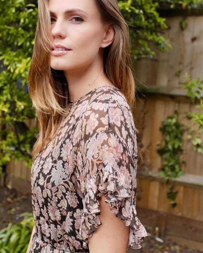 Wanita asal Hungaria itu melupakan harga dirinya untuk bisa melanjutkan hidup. Aniko bekerja selama 10 jam sehari agar bisa mendapatkan dua ribu poundsterling atau Rp 36 juta sebulannya. Sebelumnya, model asal Inggris itu bisa mendapatkan upah yang sama dalam sehari ketika menjadi model.  Foto: Instagram