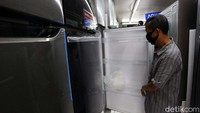 Sejumlah pedagang mulai membuka toko setelah 2 bulan tutup karena mengikuti aturan PSBB akibat Pandemi COVID-19.