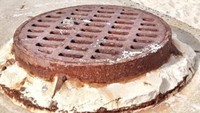 Jika kamu tak fokus, pasti melibat lubang limbah ini sebagai waffle cokelat yang menggugah selera. Foto: Istimewa