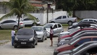 Sejumlah kendaraan yang berisi calon pengantin mengantre untuk melangsungkan pernikahan via drive-thru di kawasan Rio de Janeiro, Brasil.