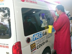 200 Petugas Medis dan Warga Tulungagung Tes Swab dari Mobil PCR Bantuan BNPB