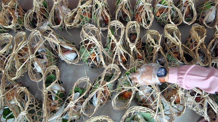 Kurangi Limbah Plastik, Bongsang Jadi Pilihan untuk Kemas Makanan Anyaman bambu atau bongsang bisa jadi pilihan menarik untuk kurangi limbah plastik. Seperti halnya yang dilakukan Dapur Umum Masjid Baitur Ridwan di Kota Bogor.