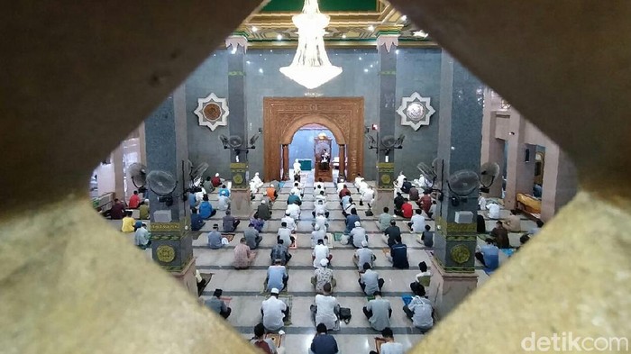 Suasana salat Jumat di Masjid Raya At Taqwa Kota Cirebon