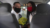 Meski pernikahan dilaksanakan di dalam mobil pasangan pengantin tersebut tetap diwajibkan untuk mengenakan masker guna mencegah penyebaran COVID-19.