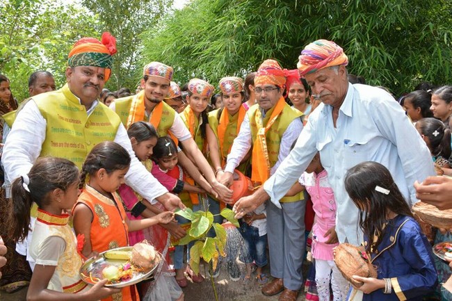 Tradisi ini diprakarsai oleh mantan kepala desa Piplantri, Shyam Sundar Paliwal pada 2006. Ia bercerita kala itu putri tersayangnya meninggal dunia dan untuk memperingati hari kematian sang putri, warga di sana menanam pohon. Foto: Facebook/Piplantri Community