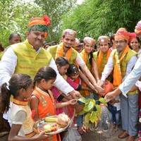 Tradisi ini diprakarsai oleh mantan kepala desa Piplantri, Shyam Sundar Paliwal pada 2006. Ia bercerita kala itu putri tersayangnya meninggal dunia dan untuk memperingati hari kematian sang putri, warga di sana menanam pohon. Foto: Facebook/Piplantri Community
