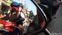 Kendaraan mengular di Jalan Lenteng Agung, Jakarta, Jumat (29/5).