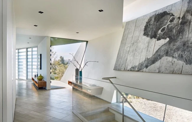 Rumah mewah yang berada di Hollywood Hills ini dijual Pharrell Williams dengan harga US$ 11,95 juta atau sekitar Rp 175 miliar. Ini adalah kali kedua sang musisi menjual rumahnya setelah sebelumnya juga menawarkan kediamannya di Beverly Hills. Foto: Dok. WESTSIDE ESTATE AGENCY