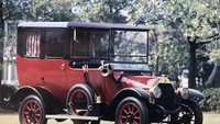Dengan keterbatasan teknologi saat itu, Mitsubishi Model A pertama diproduksi secara manual dengan tangan menggunakan palu dan pahat. Sedang bodi mobil yang terbuat dari kayu yang dipernis, dan interiornya dibalut kain wol Inggris yang mewah.(Foto: MMKSI)