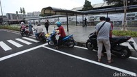 Ada tiga jalur transportasi antar moda yang disediakan yaitu Transjakarta, Ojek Pangkalan, Ojek Online dan Angkutan Umum.