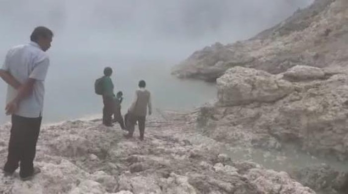 Seorang penambang belerang di Kawah Ijen hilang. Ia diduga tercebur ke danau kawah saat terjadi fenomena alam seperti gelombang.