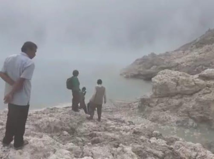 Seorang penambang belerang di Kawah Ijen hilang. Ia diduga tercebur ke danau kawah saat terjadi fenomena alam seperti gelombang.