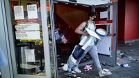 Berbagai barang diambil oleh massa.