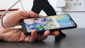 Kabel chargermu jadi tali Indiana Jones.