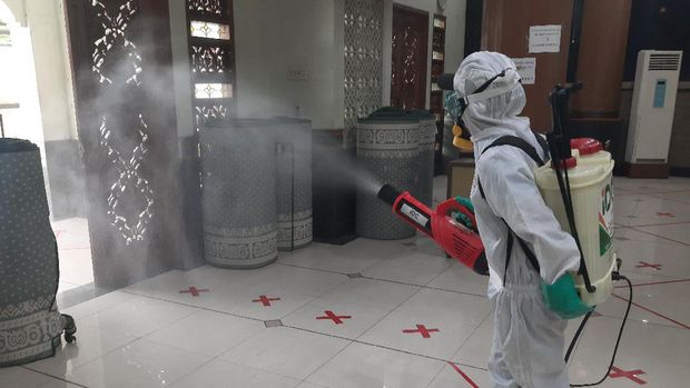 Masjid Agung Al Barkah Bekasi disemprot disinfektan usai gelar salat Jumat berjemaah