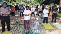 Mereka membawa sajadah sebagai alas. Jemaah terdiri dari lelaki dewasa dan anak-anak. (Yogi E/detikcom)